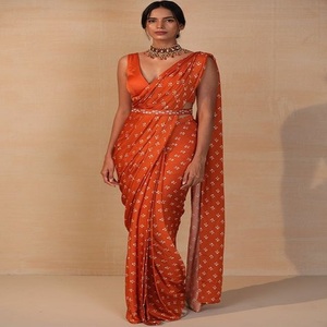 Sari en soie beige élégant avec broderies et paillettes pour les occasions de mariage, sari long pour femmes d'Inde et du Pakistan - Product Image 2