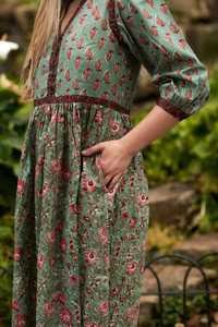 Robe midi bohème Harriet en pur coton, imprimé floral vert et rouge fait main, mode éthique - Product Image 2