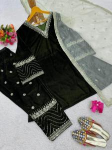 Ensemble haut et pantalon en velours de viscose pour soirée, de créateur indien, avec broderie lourde de fils et de sequins, et dupatta en soie organza - Product Image 4