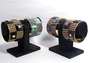 Brazalete de latón hecho a mano con cuentas piramidales de resina azul y tachuelas de latón dorado | Joyería de moda de diseñador para mujer - Product Image 4