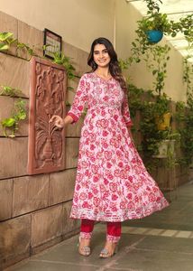 Guarda fuori da un set cinematografico da sogno mentre ti giri e cammini in questo elegante anarkali con materiale di alta qualità - Product Image 3
