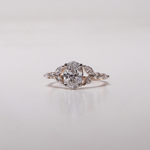 Anillo de compromiso de diamante de corte ovalado cultivado en laboratorio Anillo de regalo de lujo de moda de oro sólido de 18 quilates para mujer Certificado IGI - Product Image 1
