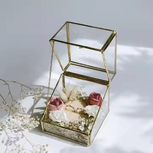 Boîte à bijoux vintage dorée en laiton et verre avec motif gravé, taille personnalisée, haute qualité, approvisionnement en gros pour la décoration de la maison et du bureau - Product Image 1