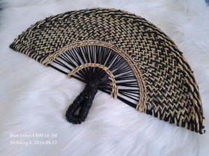 พัดลมทอจากหญ้าทะเลแนววินเทจคุณภาพสูง-ศิลปะติดผนังแบบยั่งยืนที่ทำด้วยมือในเวียดนาม! -ดอกบัวสีน้ำเงิน - Product Image 4