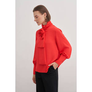 Blusa de Chifón con Broche de Rosa Roja Bordada y Estampado Floral - Product Image 2