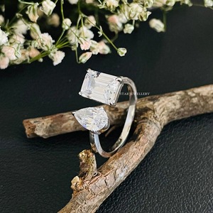 Bague de fiançailles en or massif 14 carats avec diamant CVD taille émeraude certifié IGI, style Chrétien Toi et Moi - Product Image 1