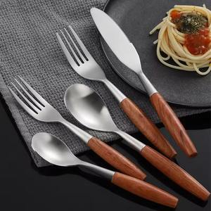 Elegante juego de cubiertos con mango de madera, cubiertos con acabado plateado mate para restaurante, hogar, bodas y ocasiones especiales de la India - Product Image 1