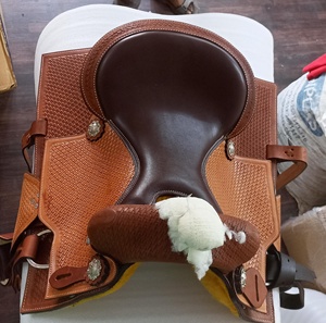 Selle anglaise en cuir de qualité supérieure avec design sans arçon, taille et couleur personnalisables, fabriquée à la main - Product Image 3