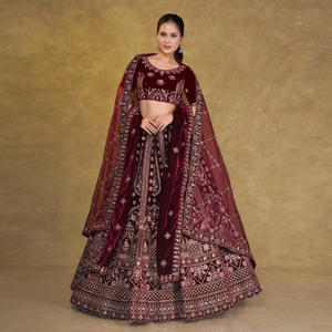 Lehenga Choli de Terciopelo de Lujo con Bordado a Mano Intrincado, Borde con Patrones Ricos y Dupatta Transparente con Detalles para Vestidos de Novia - Product Image 3