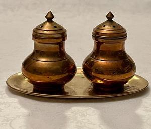 Ensemble de porte-sel et poivre en laiton fini or antique pour une cuisine de luxe et une organisation de table - Product Image 5