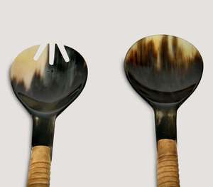 Ensemble de service à salade en corne naturelle artisanale de luxe avec des poignées uniques en os nervuré, grande cuillère à mélanger et fourchette de service pour - Product Image 4