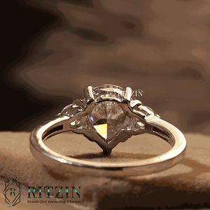 Bague de fiançailles de style poire et diamant rond à 3 pierres pour femme - Product Image 5