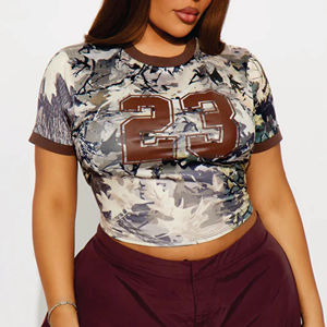 T-shirt court camouflage pour femme, manches courtes, coupe ajustée, avec impression de numéros, marque privée, vente en gros, maillot de football américain - Product Image 1