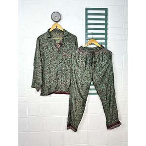 Ensemble De <b>Pyjama</b> Long En Soie Recycle Vtements De Nuit Lgers Et Respirants PJ Girly En XS - Product Image 1