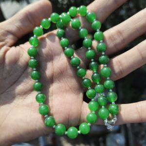 สร้อยคอหยกเขียวธรรมชาติชุบเงิน ลูกปัดกลมเรียบ 8 มม. สไตล์คลาสสิกสำหรับทุกเพศ เหมาะสำหรับงานแต่งงานและเป็นของขวัญ - Product Image 1
