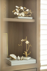 Escultura de orquídea floral chapada en oro con base de porcelana blanca Arte elegante de decoración del hogar - Product Image 2