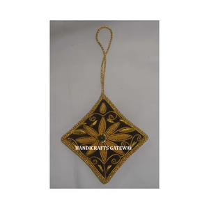 Adorno Navideño Colgante con Diseño Creativo, Bordado a Mano con Cuentas y Zari en Forma Cuadrada - Product Image 1