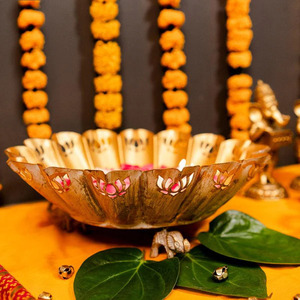 Cuencos Urli florales flotantes de cobre antiguo que mejoran la estética del hogar para espacios espirituales navideños - Product Image 3