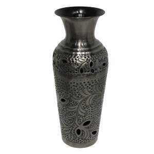 Florero de Metal de cobre antiguo Premium hecho a mano y de diseñador, artículo rústico en relieve y decorativo para villas a un precio razonable - Product Image 1