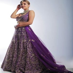 Lehenga Choli indien de créateur pour mariage avec de magnifiques broderies et un dupatta en tulle transparent |   Tenues de Mariée de Luxe pour les Cérémonies - Product Image 6