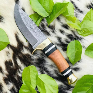 Couteau de chasse Skinner en acier Damas forgé à la main avec manche en bois d'olivier et garde en laiton - Product Image 1