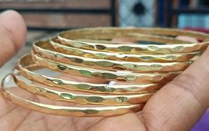 Brazalete de Hoja Bohemia Hecho a Mano en Oro para Mujer, Brazalete de Latón de 15 mm Personalizable para Bodas o Aniversarios - Product Image 5