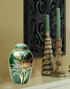 Grandes urnes funéraires en laiton de style européen avec motif de rose en relief pour adultes - Urne à cendres funéraires personnalisable et écologique - Product Image 4