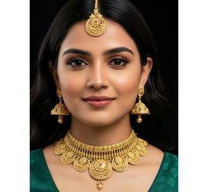 Ensemble collier et boucles d'oreilles de mariage et de fiançailles classiques plaqués or de qualité supérieure raffinée avec design Tikka pour femmes - Product Image 1