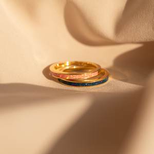 Anillo con incrustaciones de ópalo rosa, anillo apilable de ópalo delicado chapado en oro y plata 925, joyería de oro de diseñador, regalo de aniversario, regalo para esposa - Product Image 1