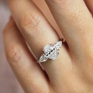 แหวนหมั้นเพชรโมอิส3เม็ดรูปไข่ขนาด11x9มม. | หินด้านข้างของลูกแพร์ | เครื่องประดับเงินสีทองสำหรับงานแต่งงาน - Product Image 6