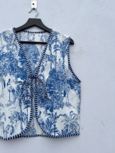 Chaleco acolchado de algodón cómodo hecho a mano para mujer, ropa exterior azul de longitud corta, chaleco de diseño sin mangas con cuello en V frontal abierto - Product Image 3