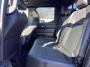 Camioneta Deportiva Usada 2024 en Excelentes Condiciones, Equipamiento Completo, Libre de Accidentes y Lista para Envío - Product Image 2