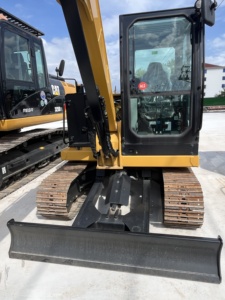 Excavadora compacta usada Caterpillar 305.5 de 5.5 toneladas para sitios de trabajo estrechos. - Product Image 4
