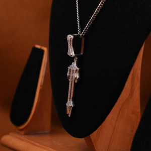 จี้เพชรโมอิสซาไนต์รูปดาบไขว้แบบกำหนดเอง เงินแท้ 925 ประดับเพชรเต็มตัว สไตล์ฮิปฮอป ของขวัญสำหรับเขาในงานปาร์ตี้ - Product Image 2