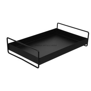 Luxueux plateau de service rectangulaire en or avec design découpé élégant et poignées décoratives idéal pour le service et la décoration élégants - Product Image 4