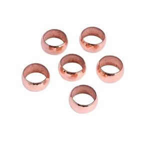 Anneau de serviette rond martelé en cuivre plaqué élégant accessoire décoratif de table en métal élégant pour la salle à manger de banquet de fête de mariage - Product Image 1