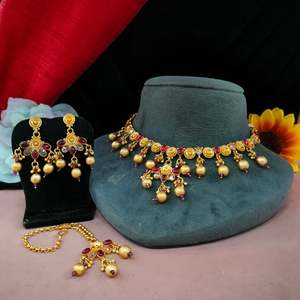 Collier en pierre polonaise et Kundan Rajwadi serti de Maang Tikka rayonne d'un charme royal choix parfait pour les mariages, les événements culturels - Product Image 1