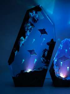 Lámpara de madera de resina con resplandor oceánico con manta rayas y medusas, luz nocturna azul del océano, regalo único de decoración del hogar para niños, mamá, papá - Product Image 2