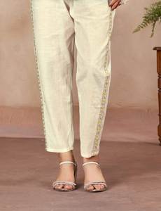 Conjunto de Kurti y pantalón de tela de algodón Khadi con estampado digital de diseño moderno y cultural, especial para la temporada de invierno, para mujer. - Product Image 4