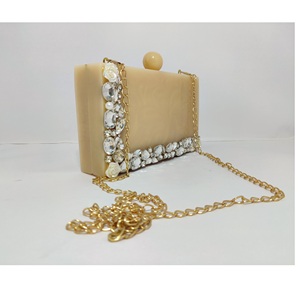 Pochette de type personnalisé en résine artisanale indienne de couleur dorée pour femme - Product Image 1