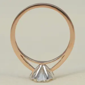 Bague de fiançailles solitaire ronde de laboratoire de qualité supérieure avec diamant de qualité supérieure, options en argent sterling et en or, clarté VS1 - Product Image 1