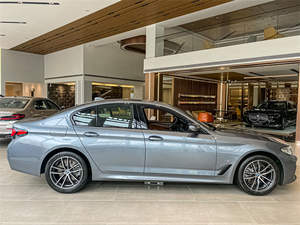 Best-seller, berline 5 places, 4 portes, cuir, traction avant, automatique, pneus R18, norme Euro VI, essence - Product Image 3