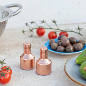 Juego de sal y pimienta de latón resistente con base ancha y tapas apretadas diseñadas para rellenar fácilmente y usar sin derrames - Product Image 1