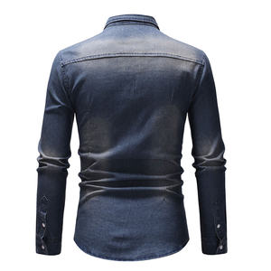 Camisa de mezclilla de lavado Vintage para hombre diseñada para una durabilidad cómoda y un estilo de calle resistente - Product Image 3