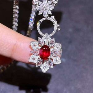 Magnifique bague en rubis naturel non chauffé de 1,02 ct, couleur sang de pigeon, provenant du Mozambique, sertie en or 18 carats avec 94 diamants blancs brillants - Product Image 5