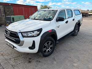 Toyota Hilux 2.4 GT-S Double Cab Pickup 4x4 Automatique 2023 d'occasion avec jantes en alliage R17, capote blanche et intérieur en tissu aluminium - Product Image 3