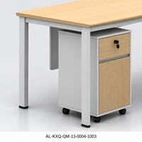 Bureau de travail au design bois clair, finition blanche, avec meuble de rangement mobile et plateau rectangulaire, idéal pour les espaces de travail modernes et les bureaux à domicile