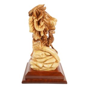 Escultura tallada a mano "León y Cordero" – símbolo de paz, hecha de madera de olivo (30 cm) - Product Image 4