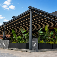 Pergola pliante élégante et imperméable, auvent rétractable à couverture intégrale pour terrasse de restaurant