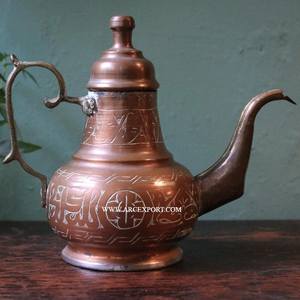 Dallah en métal arabe en laiton avec un design unique gravé pour l'utilisation de service de café et de thé sur la table de restaurant d'hôtel - Product Image 1